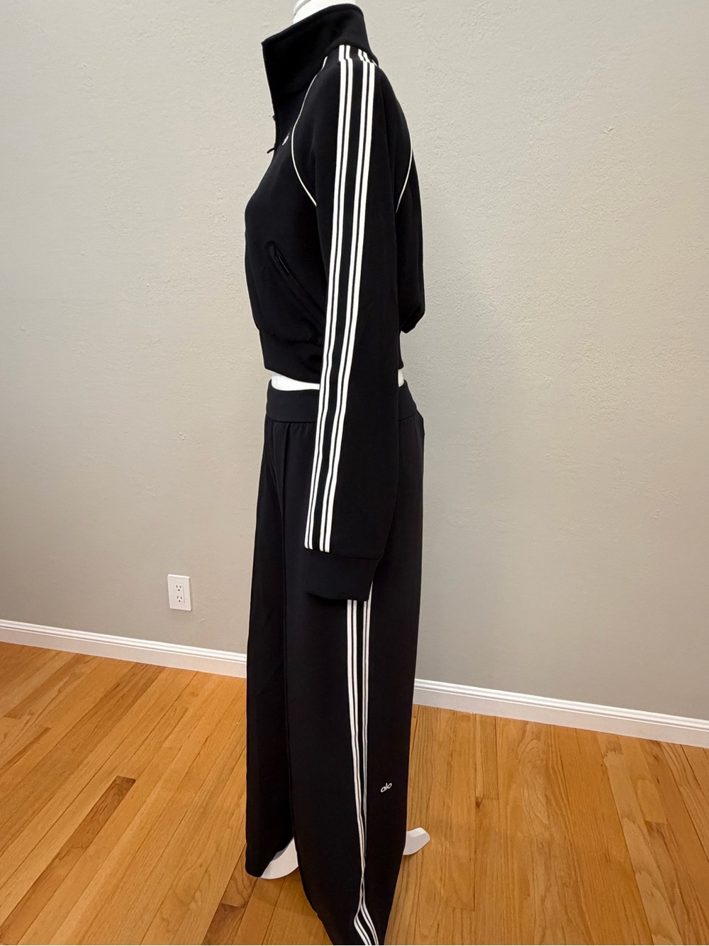 ALO Yoga Track Star Set Black Cropped Full Zip Jacket + Wide Leg Pant Small - Picture 3 of 8